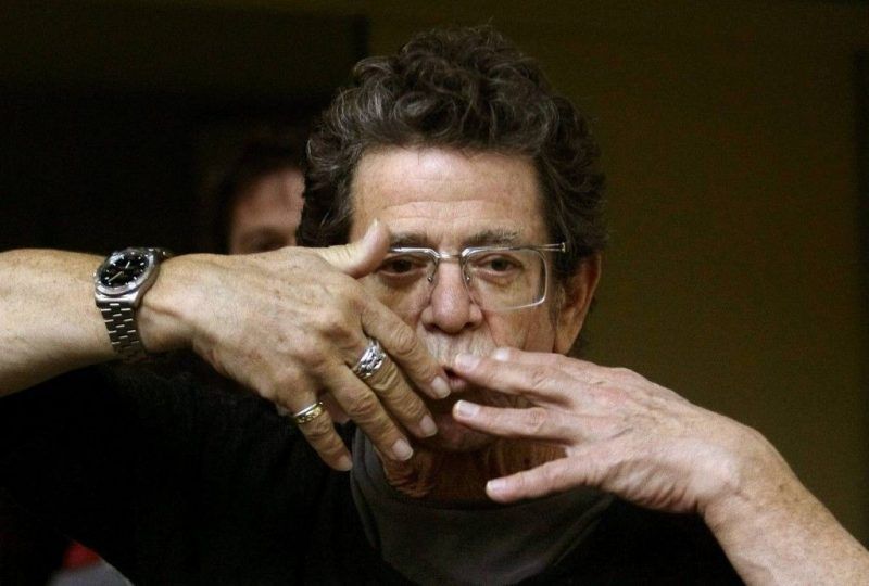 DOCU_GRUPO Lou Reed blows a kiss to photographers before his news conference at the International Literature Festival in Barcelona